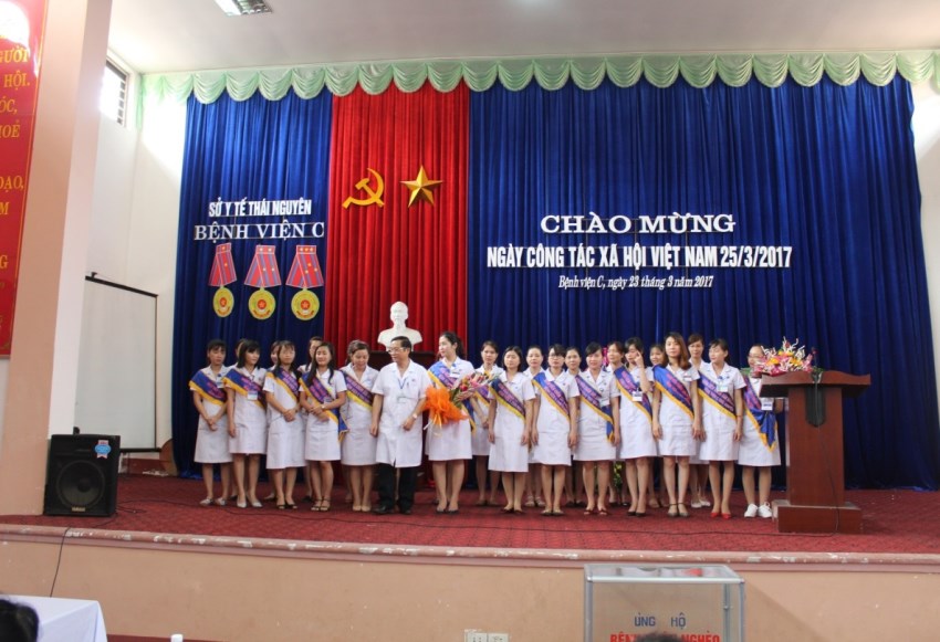 GĐ Bệnh viện, BSCK II. Đào Văn Soạn tặng hoa cho Tổ công tác xã hội